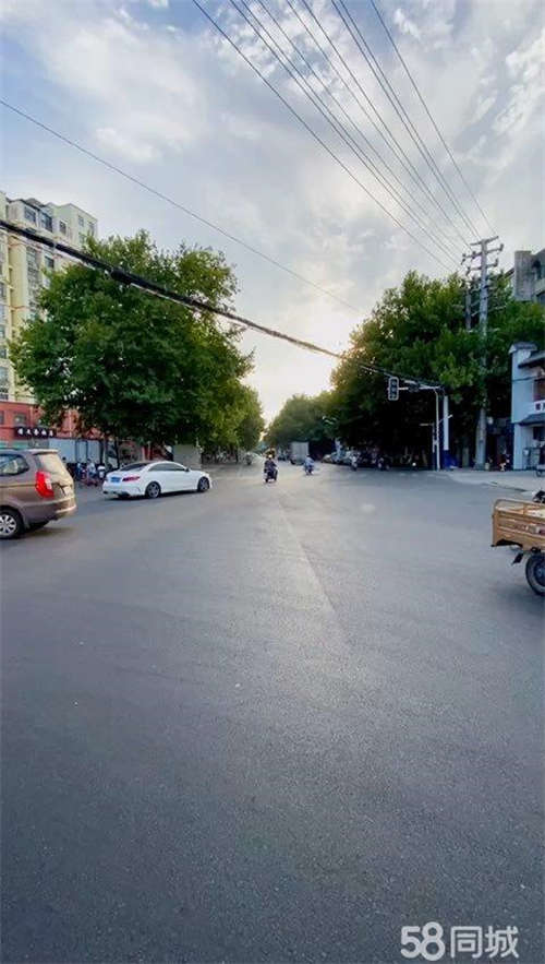 出租沿街旺铺，现对外出租三楼，交通便利，停车方便！