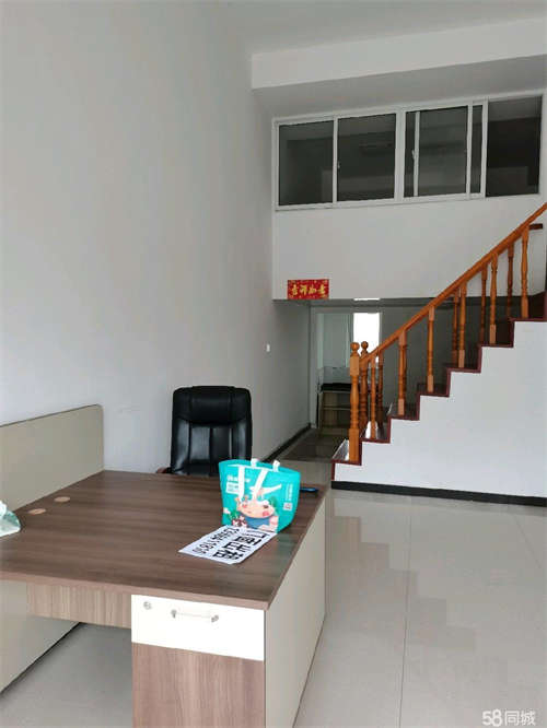 出租迎宾西路瓜园小区临街商铺，配有沙发，桌椅，书柜，可办公，
