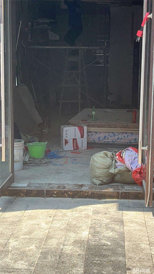 出租街内门面很抢手，厨房配套设施齐全，精装修