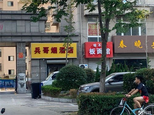 出租小区大门口，无转让费房东直租。味不正板面管
