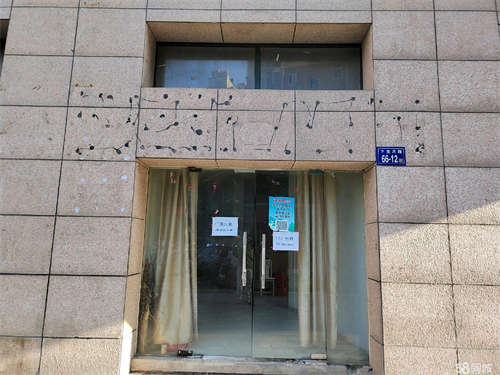 出租本商铺位于翰林苑、御龙湾、上院等成熟小区周围，人流量大
