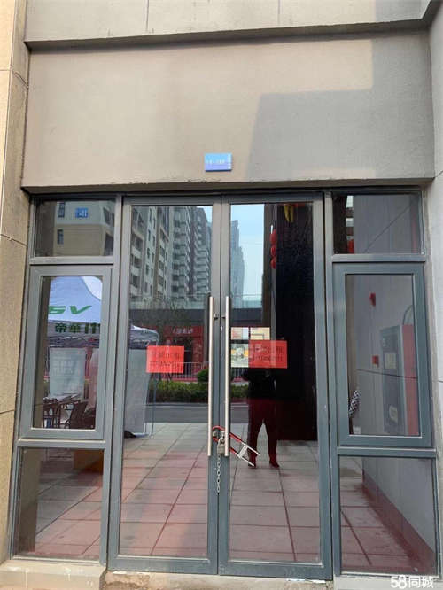 出租首租3间一楼商铺，共210平。可整可分租
