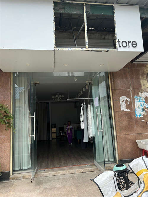 出租服装店转让，继续卖衣服和饰品，可以经营服装美容花房等