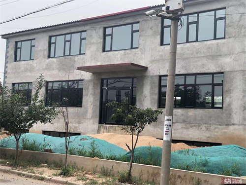 出租门面房交通便利，超市，服装，饭店，库房等