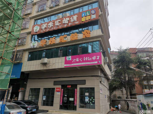出租临近多所学校临街门面，房东直租，无中介，转让费。