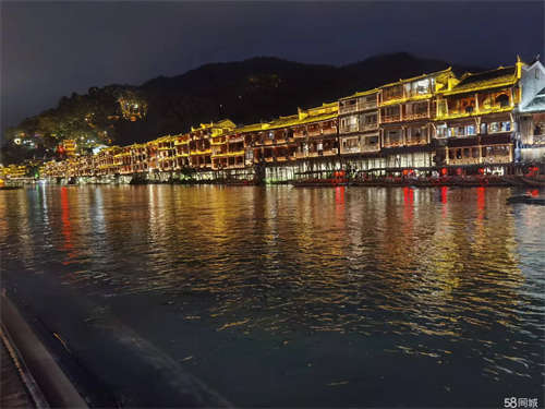 出租湖南省凤凰县沱江镇南华路15号，凯宾酒店