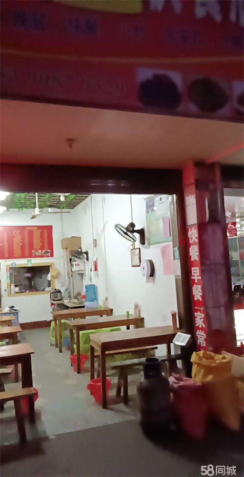 出租经营中的小餐馆低价转让。