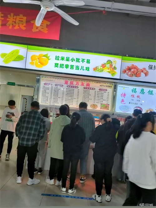 出租封闭学校食堂旺铺档口招租，一层可引进各类新品，无转让费