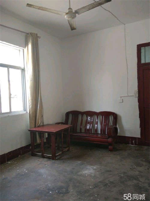 出租住房出租或出售，房间是三室一厅一厨一厕，周围都是居民