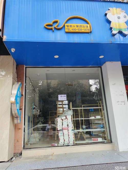 出租小区大门口，位置好，人流量多。