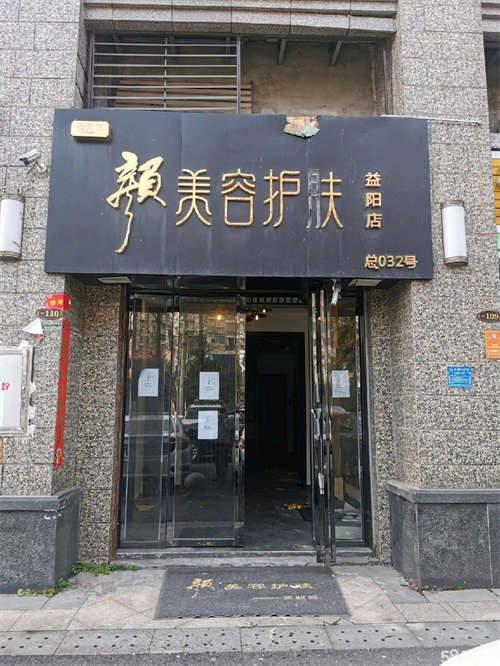 出租红绿灯路口临街门面房东直租，无转让费，免租金一个月