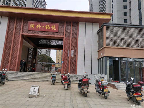 出租房东直租，小区入口临街门面，人流量很大，停车方便