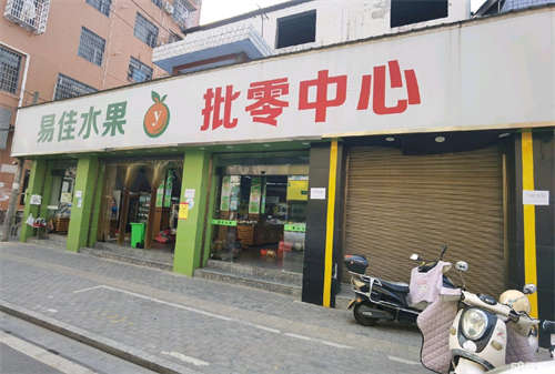 出租四间门面，带厕所、厨房。二层住房及三层写字楼可单租。
