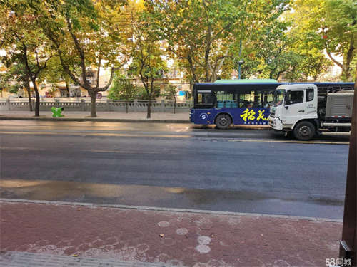 出租临街铺 无转让费 学校旁 民用电 无物业