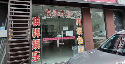 出租临街商铺，无转让费。可做餐饮，棋牌室，养身馆，建材等
