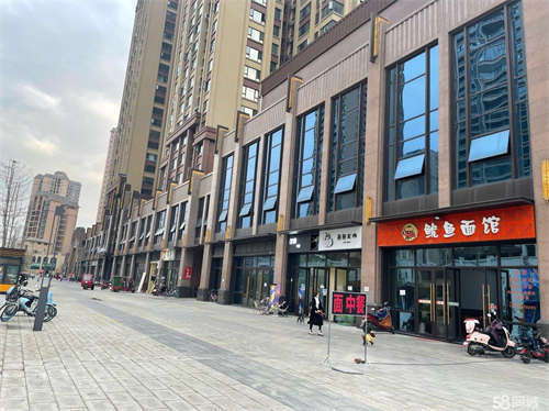 出租城北中心，临街临广场，配套设施齐全，拥有上万人流。