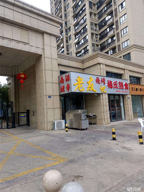 出租位于小区东大门旁，精装修，无转让费，无中介费，地理位置好