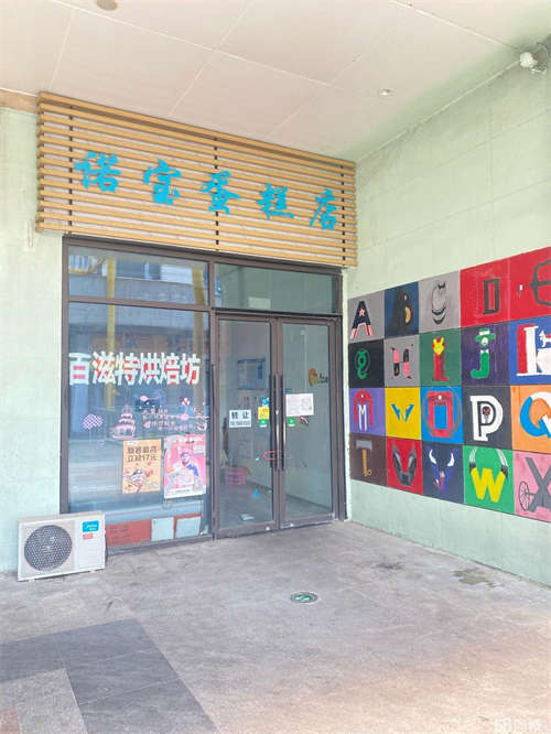 出租：万达珍珠坊西中段扶梯二楼口，门口有地方外摆。