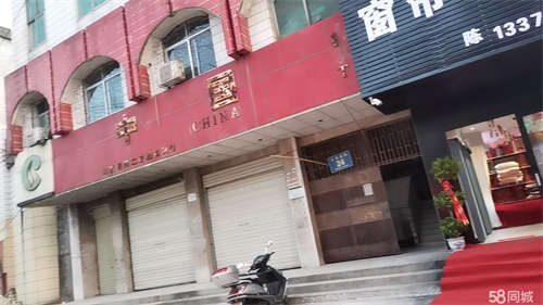 出租实验小学后门旁边位置好人流多，除重油烟，适合各种行业