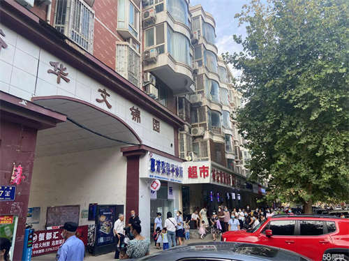 出租小区门口头一间，适合各类小吃，熟食，包子铺等