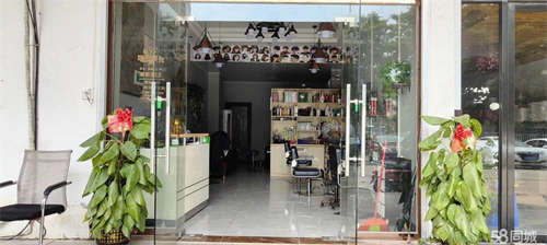 转让美发店转让，房租便宜，有稳定客源，做有隔层，有厨房和房间