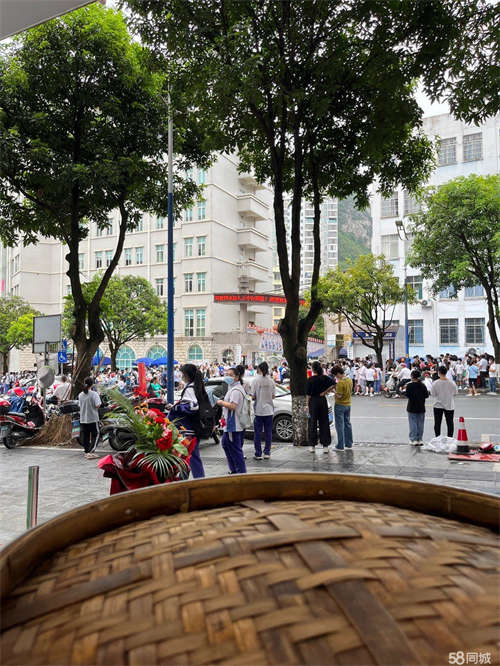 转让学校周边人流量大，有居民有小区