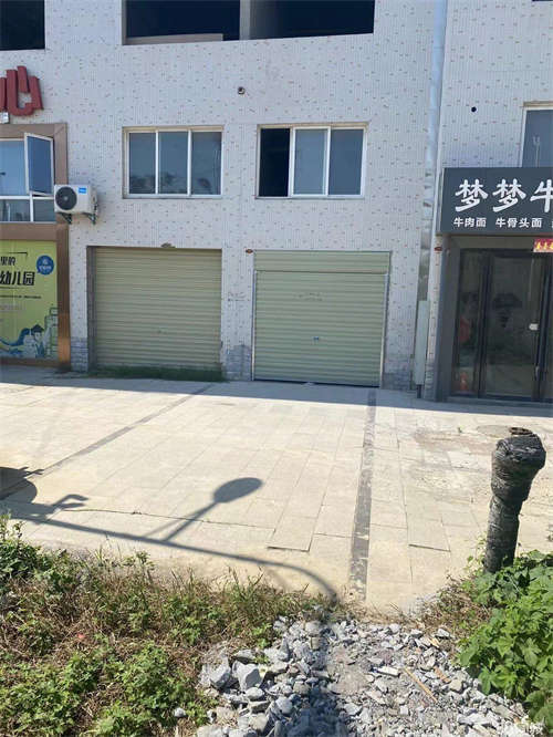 出租临街门面房 水电通 隔断已打
