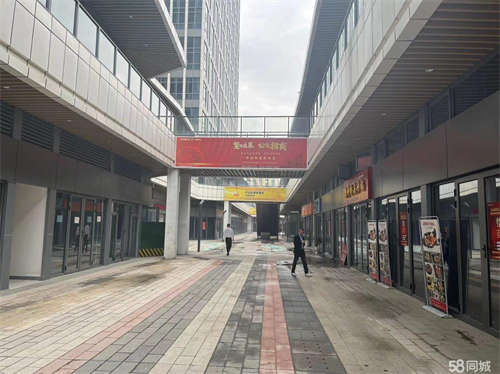 出租万达商业街 可自主搭建二层 临近停车场 自带卫生间