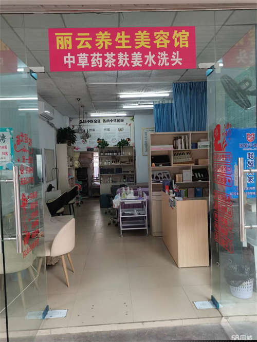 转让周边有好几个成熟小区，学校，居民等，交通方便，人群流量大