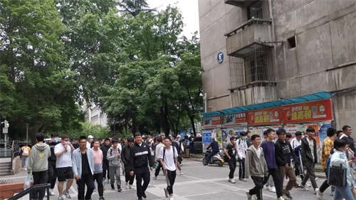 转让1.6万人医专商业街铺可奶茶咖啡水果店美发零食店烘培便利店等