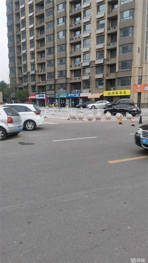 出租民生凤凰城8号院纯一层商铺，没有转让费户型方正