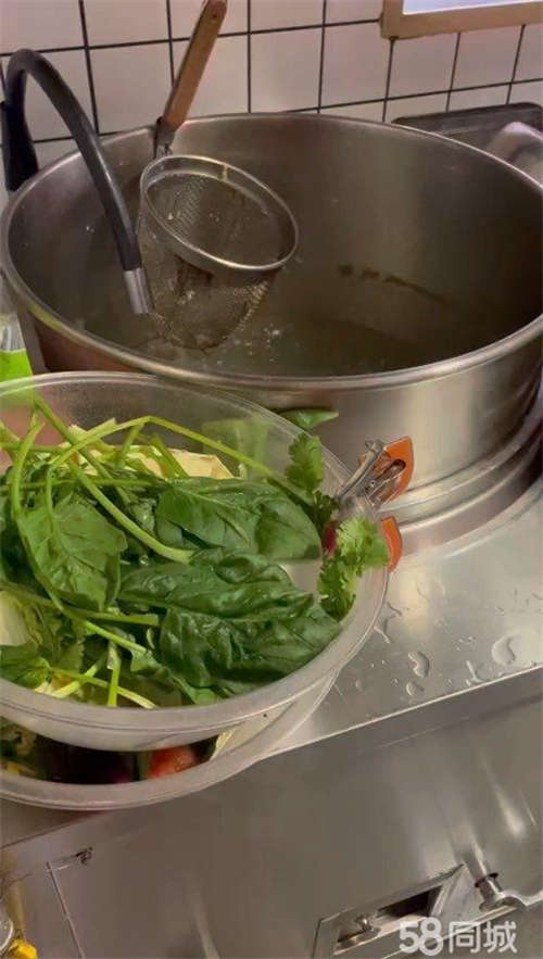 转让捡便宜的来，转崂山区张亮麻辣烫店大学对面人流量大