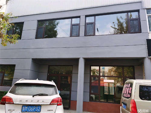 出租中心街东首，主楼上下六间，南屋三间偏屋两间，带小院80平