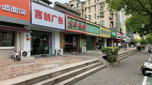 转让餐饮证件齐全接手就能干。