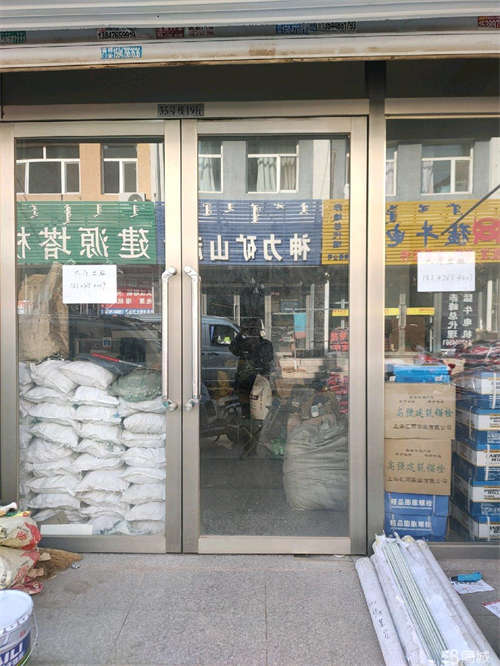 出租一楼搭有小二层，可放货。二楼为生活办公区，设施齐全。