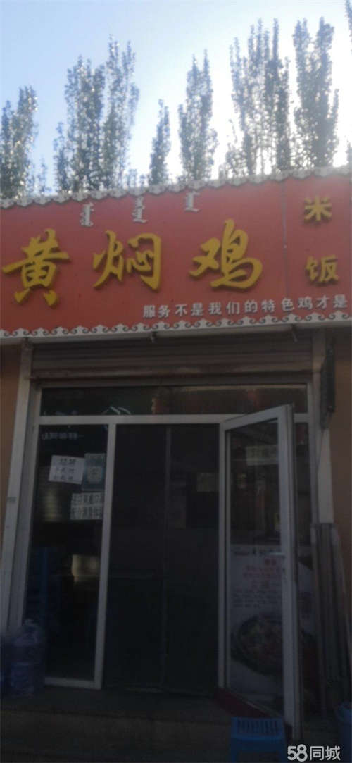 出租工大小吃街男生宿舍门口
