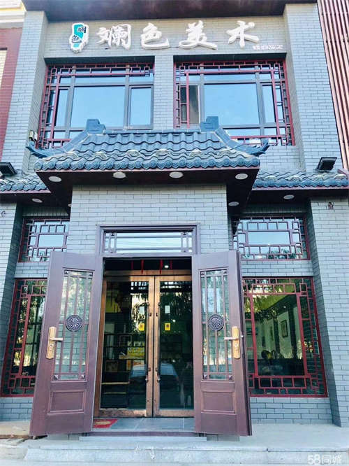 出租商铺二层，一层六十多平，二层一百平，室内有简单装修。