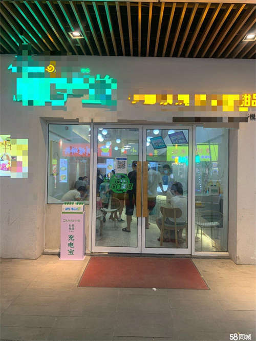 出租吾悦高杆街，人流密集。