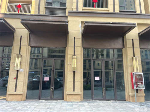 出租商铺地段好，离城市大厦很近，正对面是公交站台，交通便利