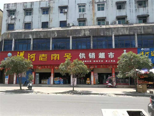 出租山凤西路良山商业街商铺，共3间每间70㎡