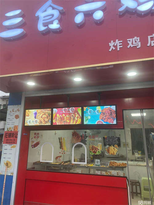 出租这边是陵口热闹的街，旁边蜜雪冰城