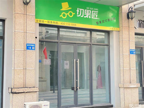 出租装修时尚，干净整洁卫生，靠马路，马路对面是公园