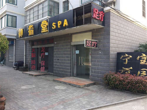 出租低价租售，小区门口，学校对面，沿街铺面。