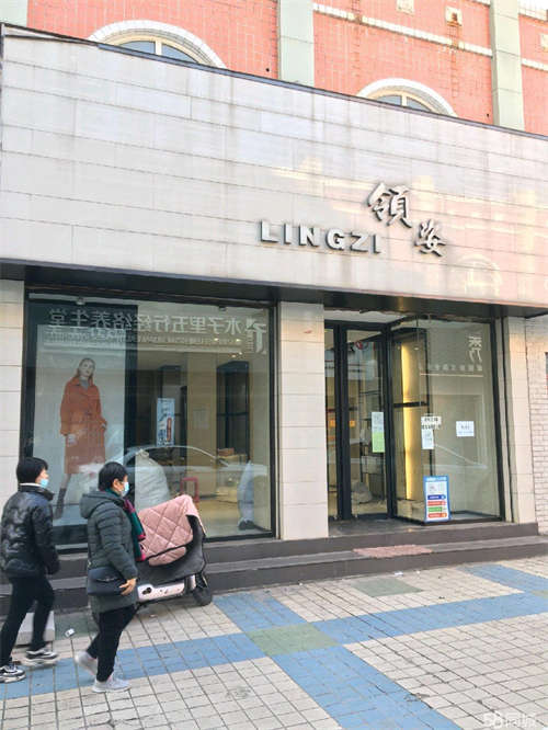 出租港龙商业中心，个人出租无转让费，位置好客流量大。