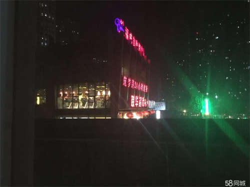 出租房屋宽敞明亮，带阁楼，一楼做生意，阁楼可主人。
