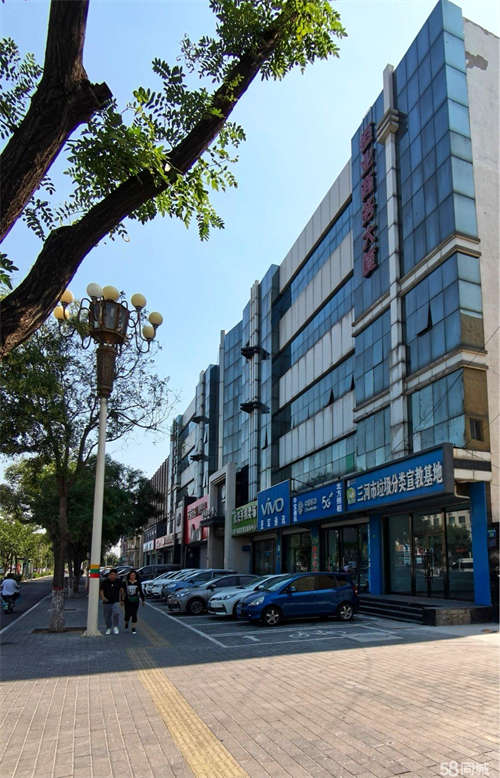 出租位于三河市中心富达商圈地带，配套设施齐全，交通快捷便利。