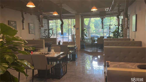 转让市中心餐饮店营业中转让或合作，流量高，停车方便