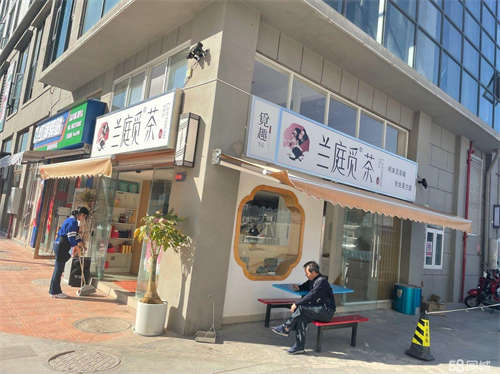 转让位于农贸市场和夜市入口