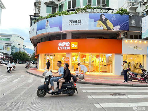 转让临街店铺人流量大 适合学生人群，居民人群