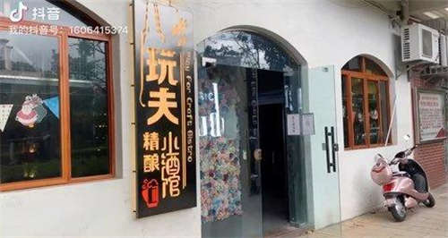 转让酒吧有稳定客户，因家中还有两个铺子，忙不过来，因此转让。